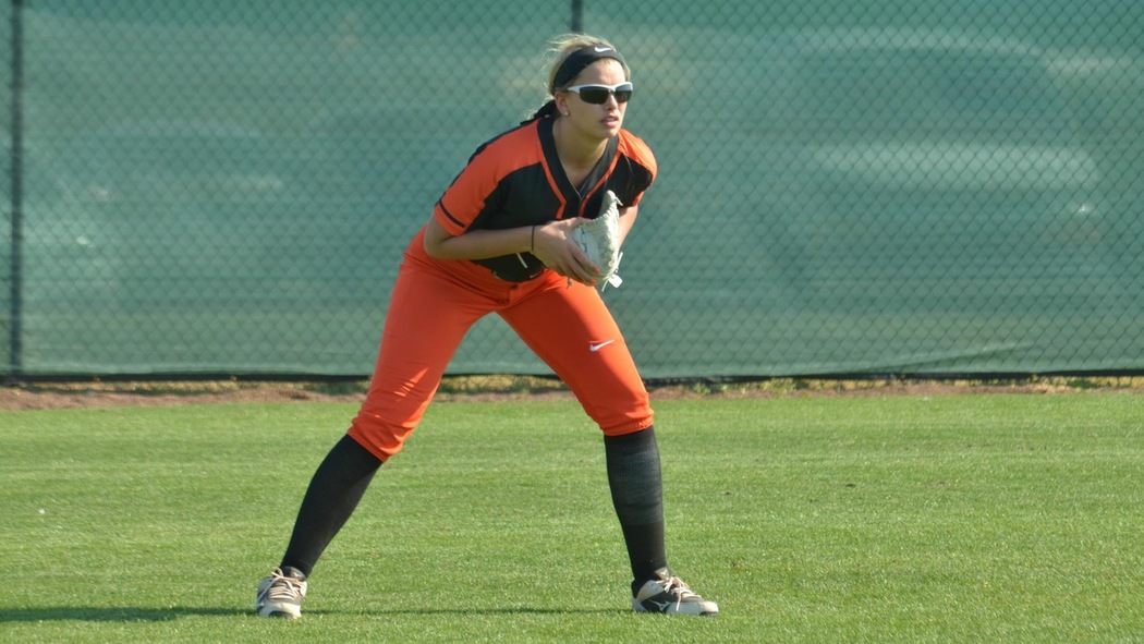 Alyssa Heitkamp playing softball.