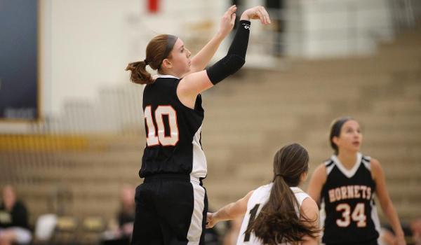 Emily Lindsay playing basketball.