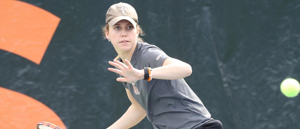 Laura Hanselman playing tennis.