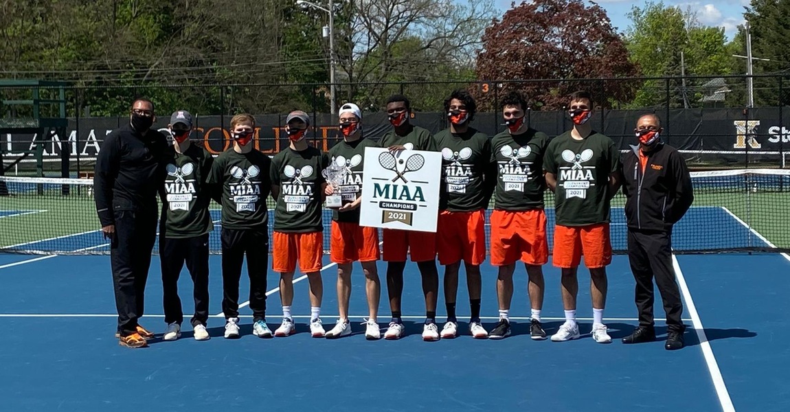 Kalamazoo College men's tennis team with 2021 MIAA Tournament trophy.
