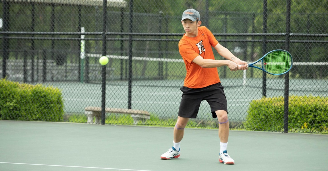 Ian Yi playing tennis.