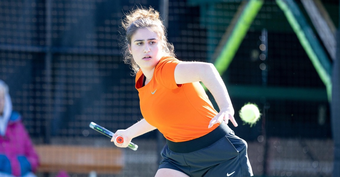 Eleni Bougioukou playing tennis.